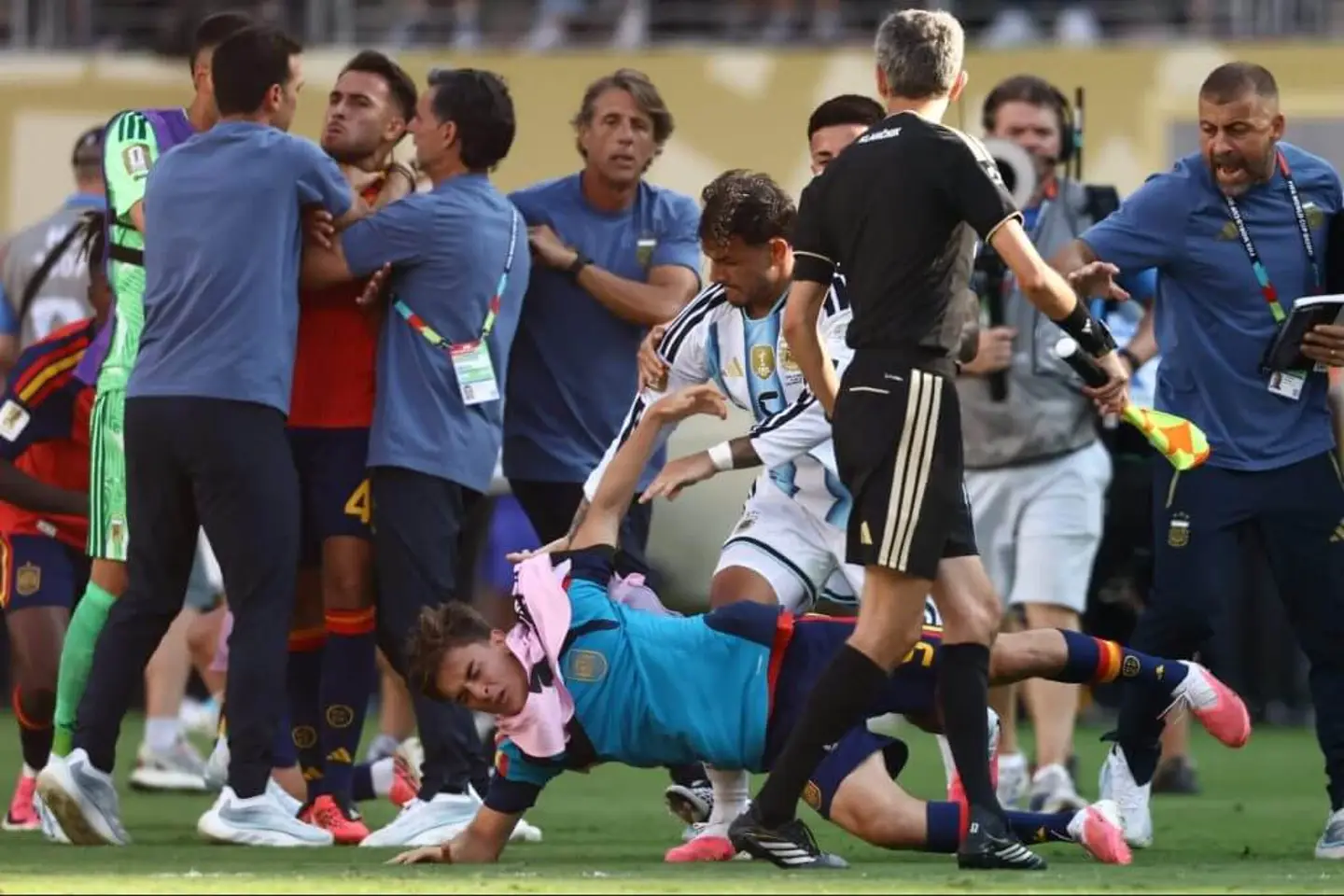 Argentina đã tự làm hoen ố hình ảnh của chính mình và huỷ hoại trận chung kết World Cup bằng sự cay cú và phản cảm!